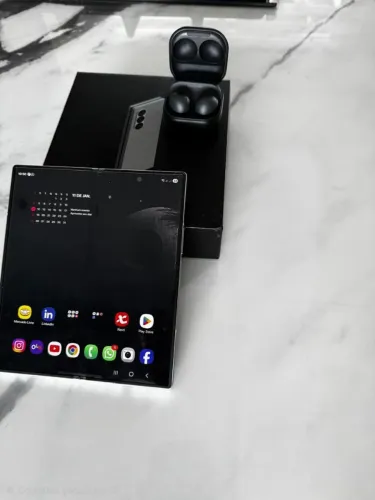 Galaxy z fold 6 512g + Galaxy buds 2 pro.<br><br>Com nota fiscal + caixa + acessórios. 