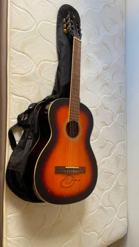 Violão usado - algumas marcas de uso - excelente para quem está inciando, boa qualidade 