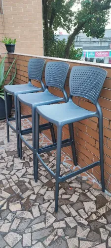 3 banquetas Tramontina cinzas