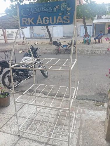 Vende se um  suporte para colocar garrafões de águas ele pega 27 garrafões de águas 