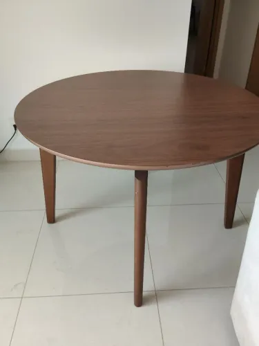 Linda mesa de madeira com fino acabamento