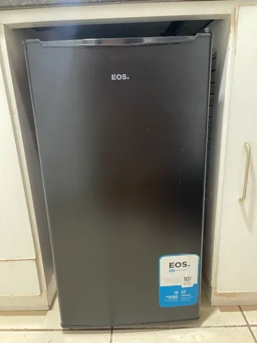 Frigobar Preto EOS 93 Litros 127V - Pouquíssimo Uso - Estado de Novo
