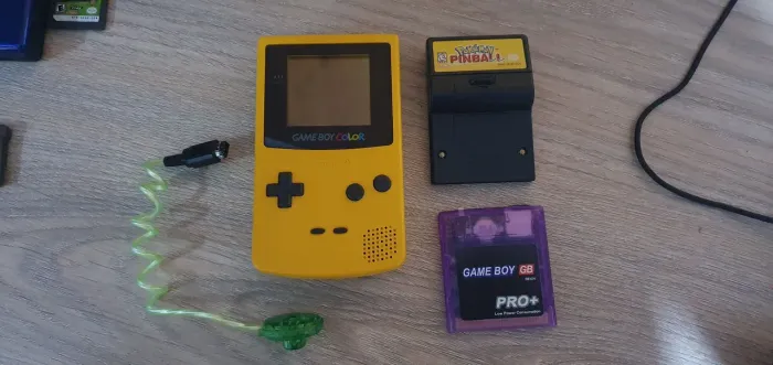 Game boy color amarelo + pokemon pinball + everydrive pro+