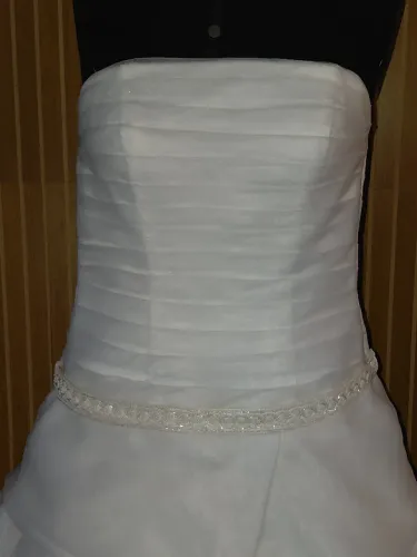Vestido Noiva cor Branca, tamanho M ou G , tomara que caia, modelado com fita nas costas.