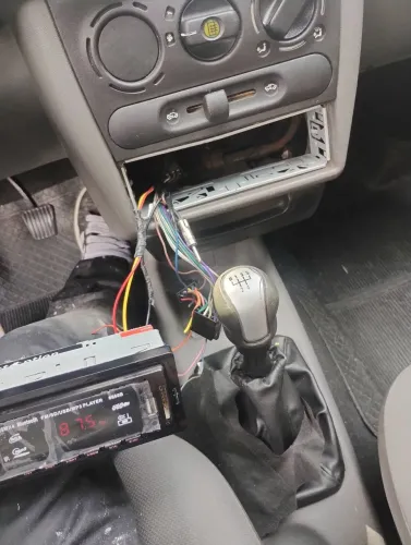 Instalação de câmera de ré, som automotivo e etc
