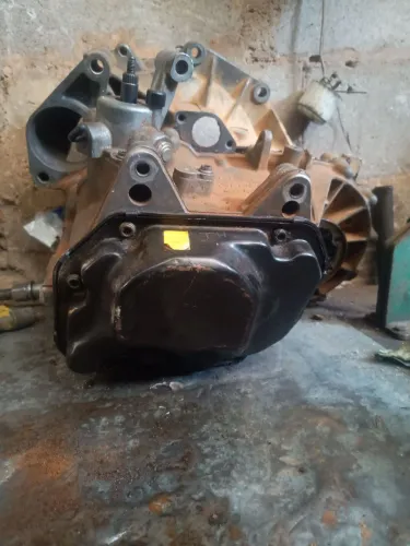 Vendo caixa do golf 1.6 serve na Saveiro.no gol. no Fox.no polo. Caixa com 80 mil rodados 