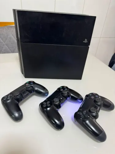 Vende-se ps4 slim  em estado de novo.