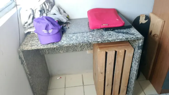 Mesa de granito pequena