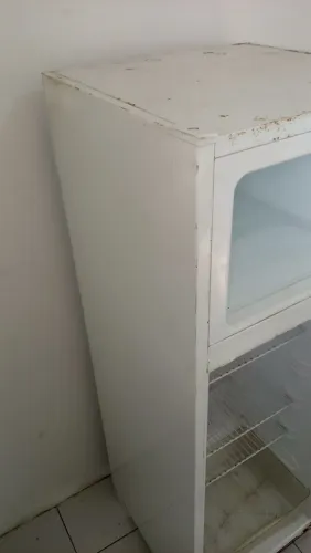 Geladeira com apenas porta quebrada