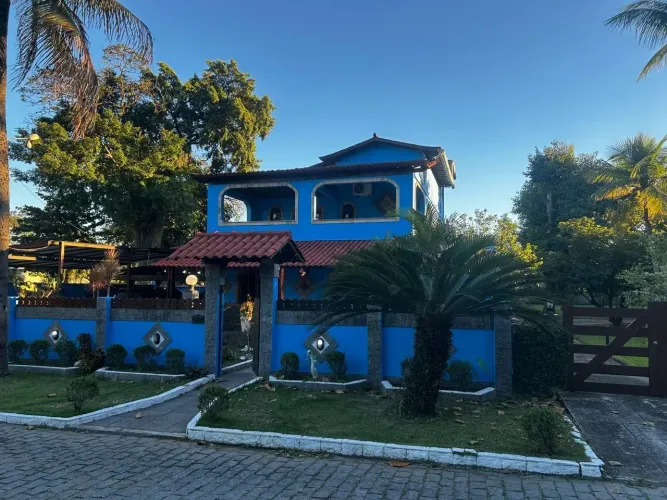 Casa duplex em condomínio com ótima infraestrutura