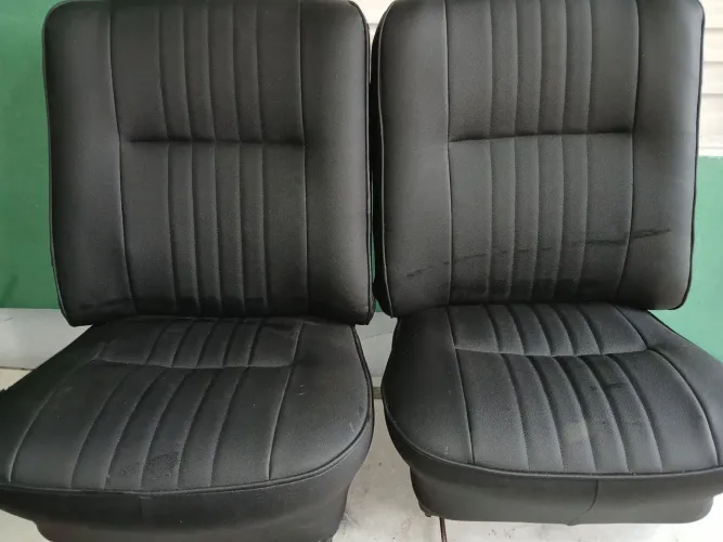 Vendo jogo de banco de fusca dianteiro ( corvin sintético preto )