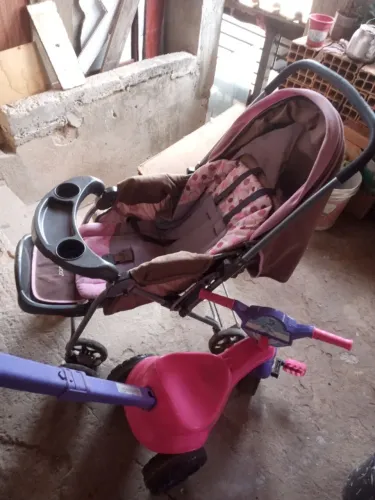 Carrinho de bebê e motoquinha