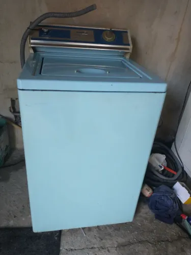 Pra quem gosta de antiguidade máquina de lavar roupa mais de 30 anos de uso toda revisada