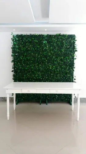 Mesa com pés torneados para decoração de festas. 