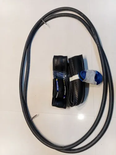2 pneus michelin para biki speed com 2 câmeras com secante e 2 fitas semi novos