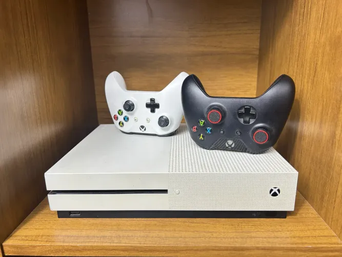 XBOX ONE S 1TB + 2 CONTROLES + GTA V + MINECRAFT + DIVERSOS JOGOS