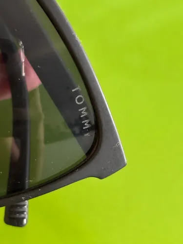 Óculos de sol Tommy, em ótimo estado. lentes escuras e sem avarias.
