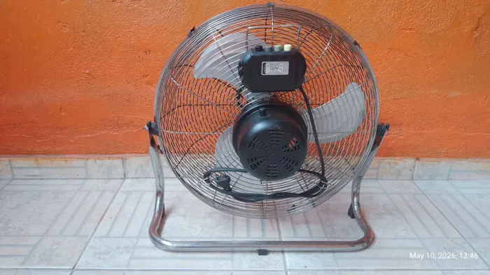 Vendo ventilador da britania oscilante ferro.