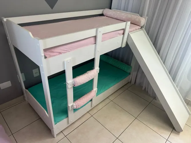 Cama Infantil C/escorrego + 02 colchões + dói jogos de lençóis + 02 rolinhos