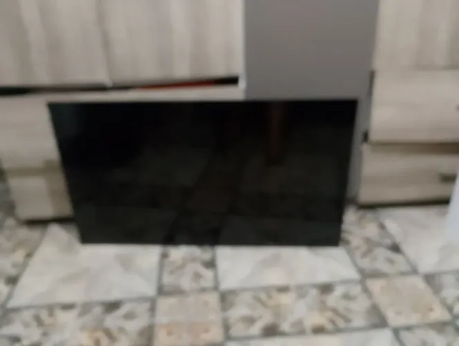 Vende-se tv com defeito tela tá nova só não aparece a imagem TCL 43