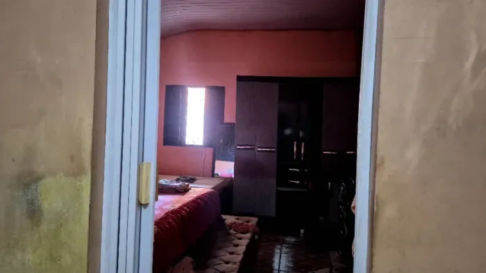 Vendo casa bem localizada 3 quartos,2 salas,garagem, 2banheiros área externa e quintal .