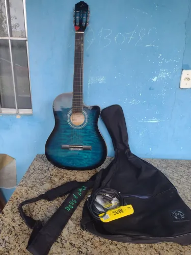 Vende-se um violão elétrico da marca vogga