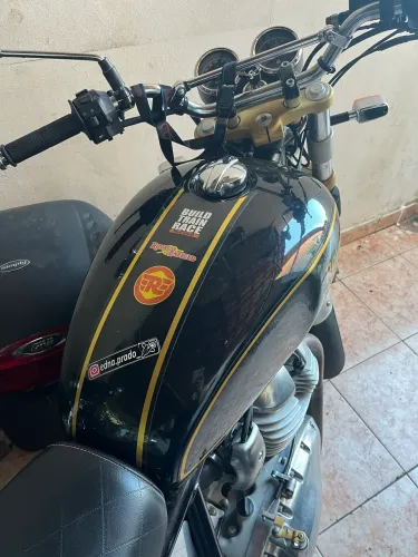 Royal Enfield Interceptor 650 2021 preta customizada