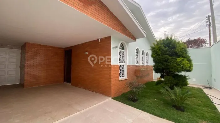 Casa para venda ou locação com 3 quartos, na Vila Indaiá em Rio Claro.