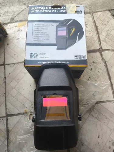 Máscara de solda automática profissional. A lente filtra a luz infra- vermelha .