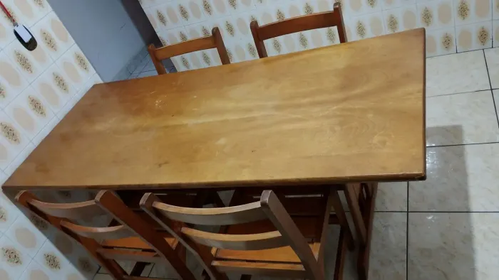Vendo mesa de madeira com 4 cadeiras