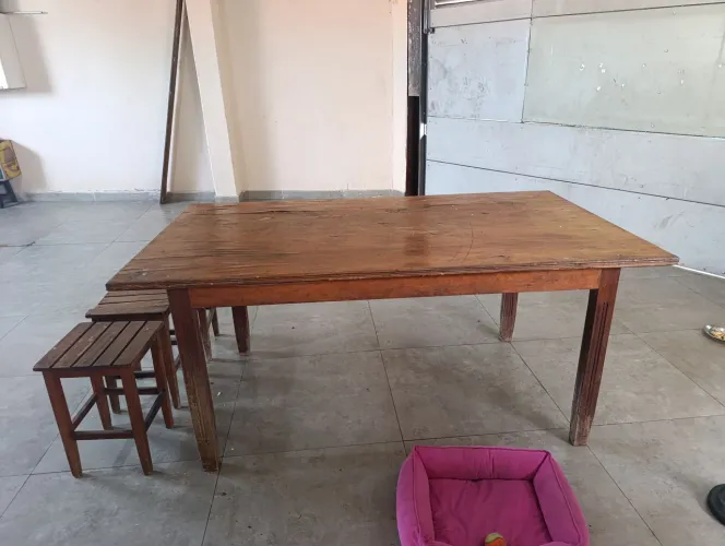 Mesa de madeira com 5 bancos