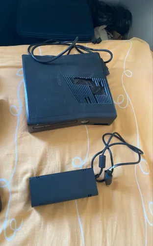 XBOX 360 PRETO DESBLOQUEADO (COM LUZ VERMELHA) + CONTROLE