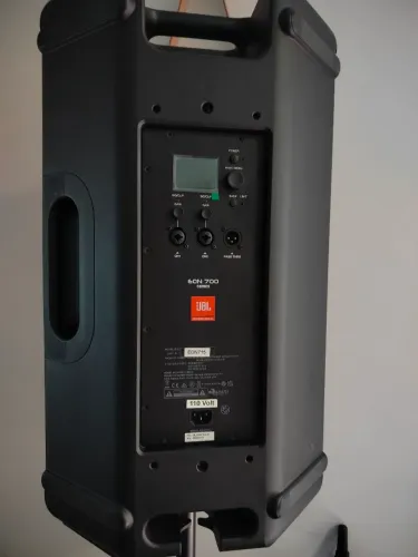 caixa de som JBL eon715 profissional