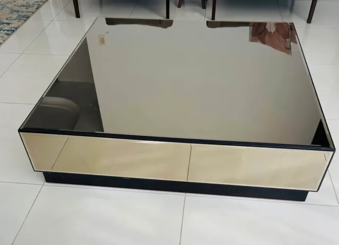 Mesa dourada espelhada