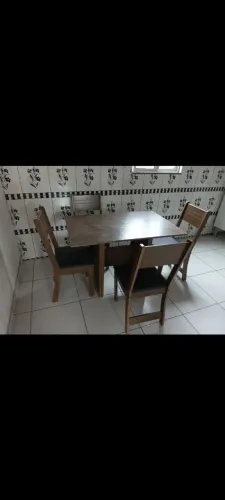Vendo mesa com 4 cadeiras 