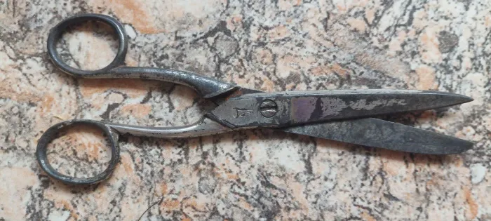 Tesoura de costura marca corneta antiga pequena antiguidade ferramenta antiga uso coleção 