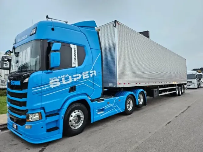 Scania R460 SUPER 6x2 Ano 24 baixo km + Baú Guerra Ano 26 0km 30 plt 15.40 x 2.90 com pneu