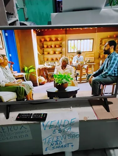 TELEVISÃO LG 32 POLEGADAS COM CONTROLE FUNCIONANDO BEM NÃO É SMART