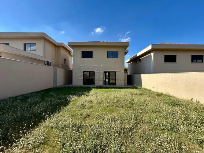 Casa sobrado de 172m² com 03 suítes para locação e venda em condomínio - Vila do Golf