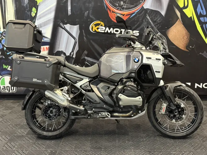 BMW R 1300 GS Adventure Triple Black 2026 * 5066Kms * C/ Acessórios
