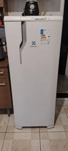 Geladeira Eletrolux 240 litros