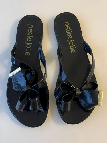 Chinelo Rasteira Petite Jolie Lucky Preto com Laço e Detalhe Dourado