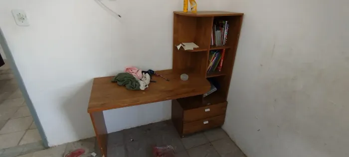 Escrivaninha/estante bem conservada.