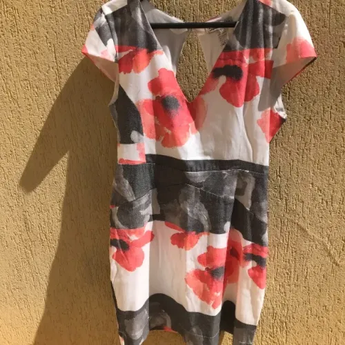 Vestido Branco Com Estampa De Flores da Simulassão