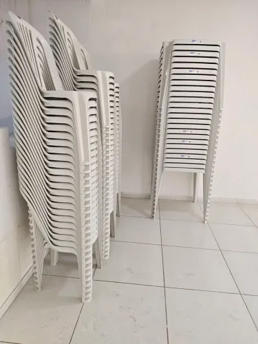 Vendo cadeira mesas de festas ....