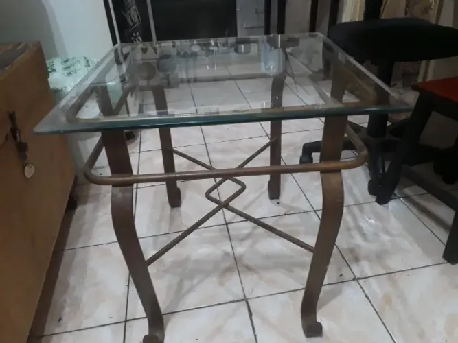 Mesinha de centro de estrutura tubular com tampo de vidro
