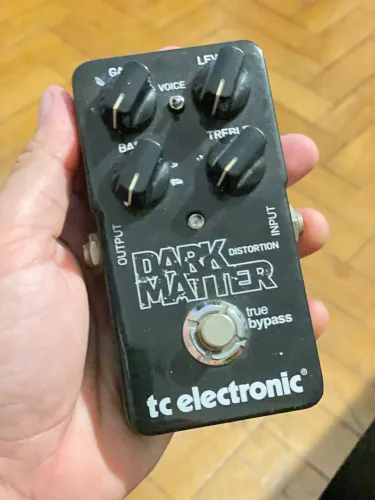 Pedal de Distorção TC Electronic Dark Matter para Guitarra