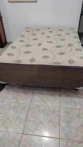 Excelente cama casal com colchão 