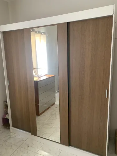 Guarda-roupas com portas de corre