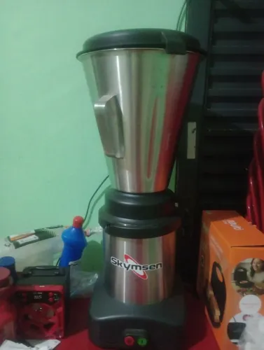 Vendo esse liquidificador industrial semi novo funcionando perfeitamente valor 850